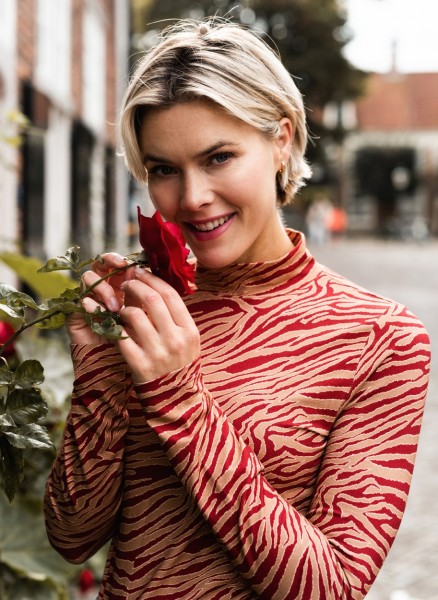 4000322-6990-RedMultiColour-Front-47016